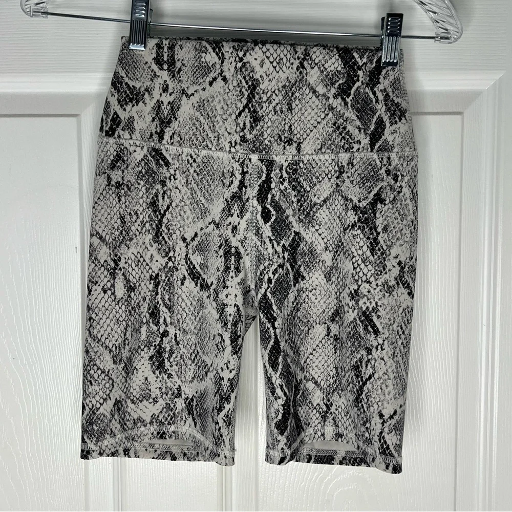Alo Python Print Leggings Shorts Sz XS gym workout run